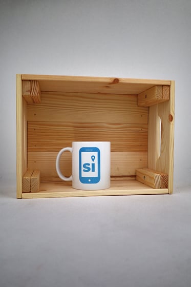 taza dentro de caja de madera