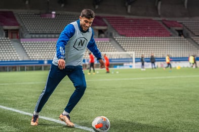 Joueur de foot à l'échauffement sur le point de faire un centre