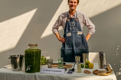 Lauréat de la fête des lauréats devant son stand de cocktails