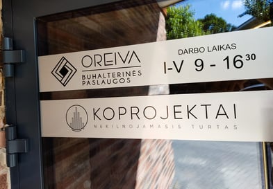 informaciniai lipdukai ant stiklo