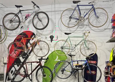 esposizione di bici in negozio pronte alla vendita