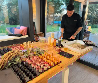 Chef Privado haciendo sushi en directo en un catering privado. Rollo Privado.