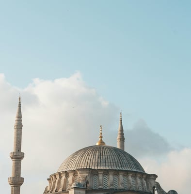 mosquée style ottoman ciel bleu rempli de lumière annour