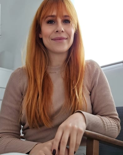 mujer psicóloga atrayendo a que se solicite información y cita para terapia psicológica