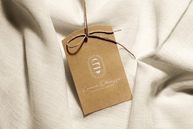 Logo minimaliste épuré sur étiquette kraft - identité visuelle graphiste freelance Rennes