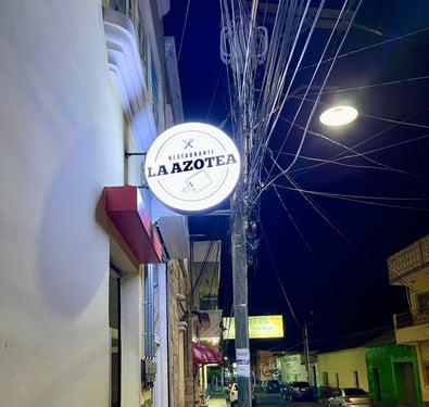 Rótulo circular personalizado con diseño único para destacarse en espacios comerciales.