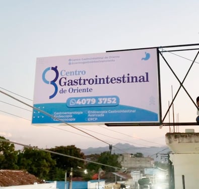 Rótulo luminosa tipo bandera con iluminación para visibilidad 24/7 en exteriores.