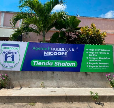 Rótulo tensado con estructura resistente, ideal para publicidad de gran formato en exteriores.