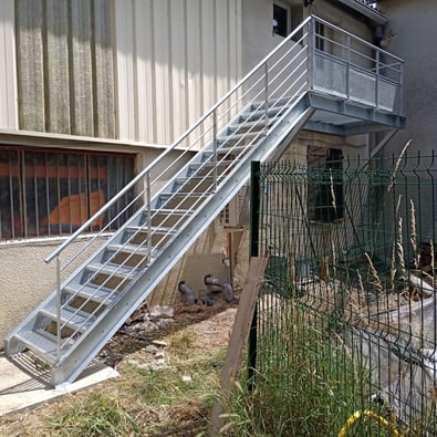 Escalier avec passerelle à Seilh