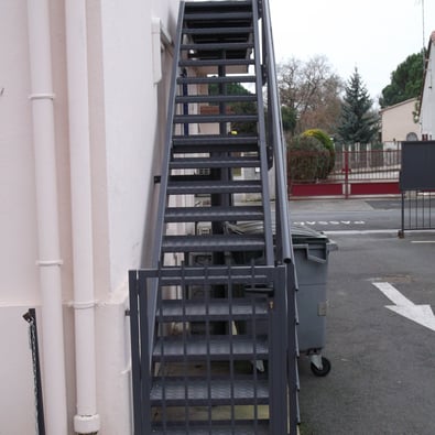 Escalier extérieur avec passerelle à Bessières