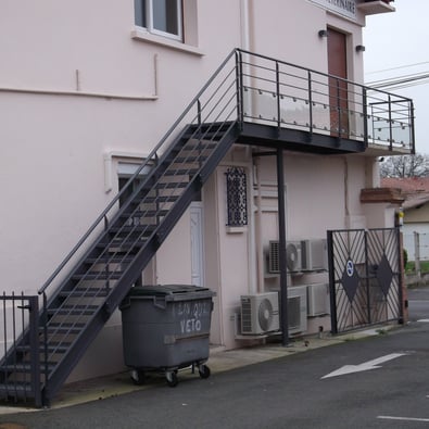 Escalier extérieur avec passerelle à Bessières