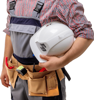 Ein Mann hält einen Schutzhelm und Werkzeuge an seiner Taille
