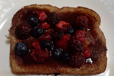 French toast with berries