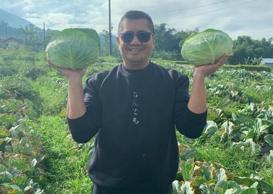 Gus Salam YS menunjukkan kobis hasil panen dari lahan AHQ Farm.