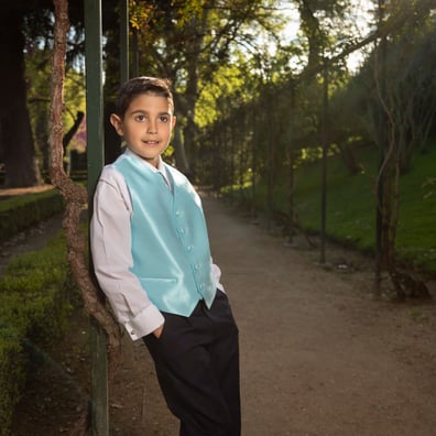 niño apoyado con su chaleco azul 