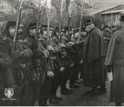 Le général Joffre au milieu de ses soldats