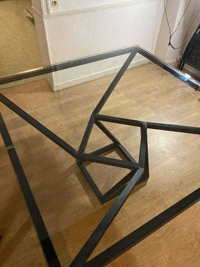Table design avec piètement métallique géométrique et plateau en verre, création sur mesure par un métallier ferronnier à Tou