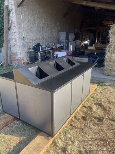 Mobilier de tri sélectif en métal sur mesure avec finitions noires, fabrication artisanale par un métallier chaudronnier à To