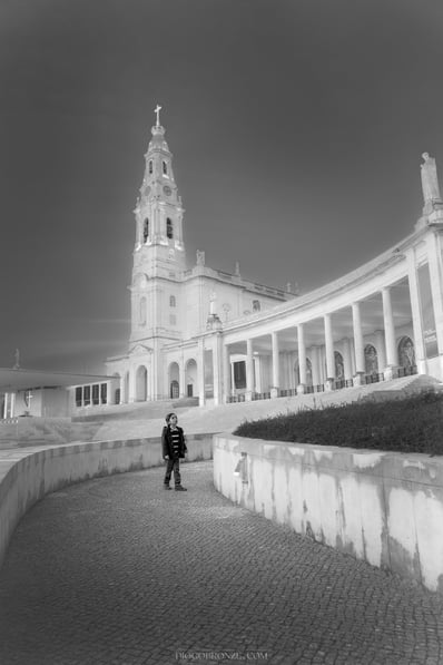 Child looking at the sky in Fátima Sanctuary