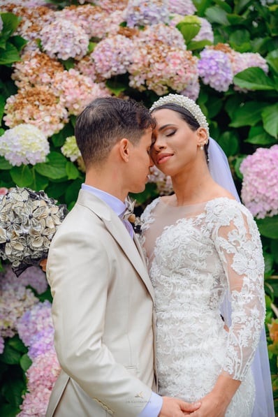 Bride and groom photo session at Quinta do Roseiral in Ericeira