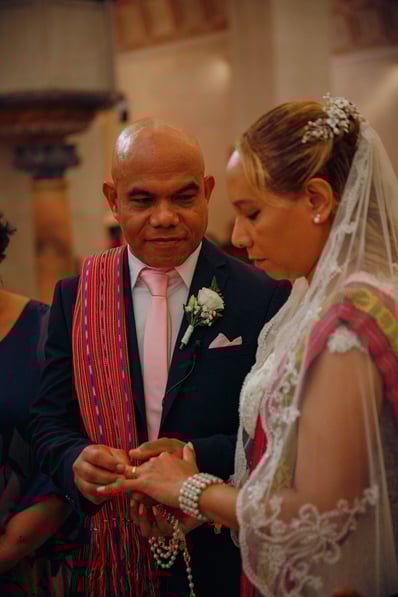 Couple exchanging rings at wedding cerimony in Fátima