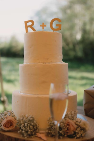 photograph of a stunning wedding cake