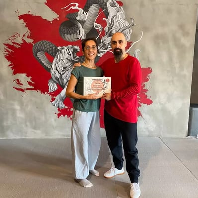 Gizem Kara and İsmet Himmet holding a certificate