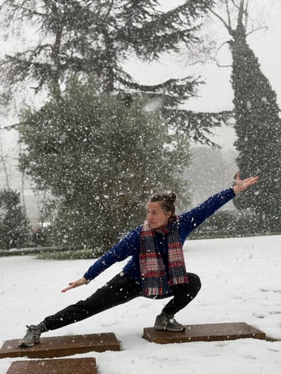 İpek Özkan holds a deep Pu Bu stance on snowy blocks, steady and focused amid falling winter snow at Beykoz Kundura, 2025