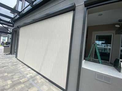 Toldo Cortina Retrátil Tipo Screen e Cobertura em Policarbonato Liso