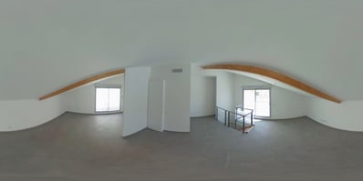 Vue panoramique 360° de l'espace de vie vide dans un duplex neuf à Toulon, avant l'aménagement.