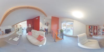 Salon moderne dans un duplex à Toulon avec des tons chauds et neutres, finition laquée.