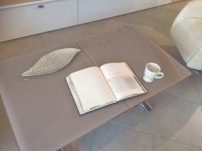 Séjour moderne avec mobilier design et matériaux nobles dans un appartement duplex à Toulon