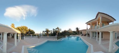 Terrasse avec pergola en bois et coin repas extérieur, aménagement par décorateur d’intérieur à Toulon