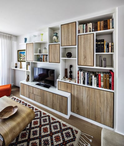 Rangement de salon sur-mesure blanc & bois - Mobilier moderne pour projet VEFA à Saint-Mandrier par architecte d'intérieur Va