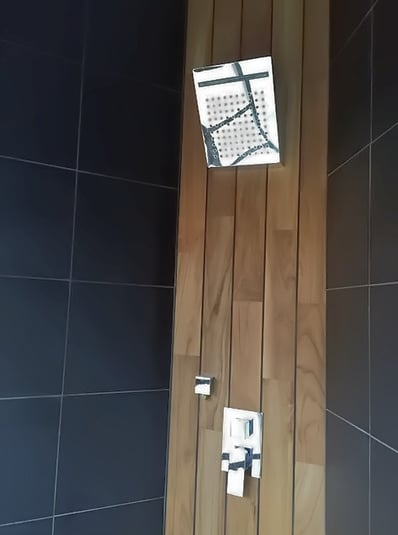 Douche à l'italienne moderne : Installation soignée par nos experts en plomberie à Toulon.