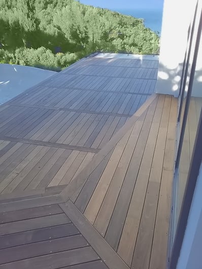 Pose de terrasse moderne en bois réalisée par des artisans à Toulon, dans le Var