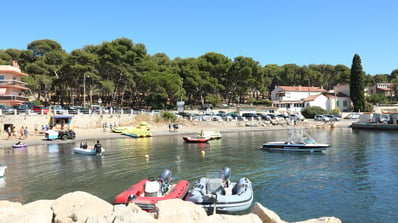 Vue sur le port de Saint-Elme depuis un studio rénové. Aménagement intérieur par un architecte de Toulon, Var.