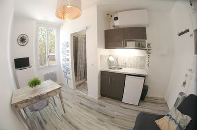 Mobilier design pour un studio de location saisonnière à Saint-Elme. Sélection i3deco, architecte d'intérieur à Toulon