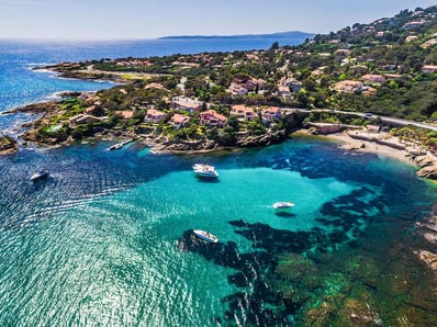 Cadre de vie Les Issambres, vue mer pour projet rénovation maison Var.