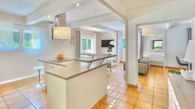 Cuisine ouverte sur salle à manger grand angle Photographe immobilier