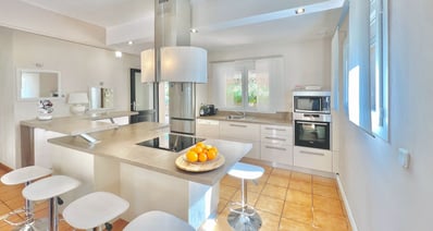 Cuisine moderne avec vue jardin photo professionnelle immobilier Photographe immobilier Toulon