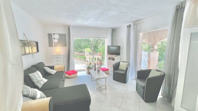 Appartement privatif rez-de-jardin ambiance chaleureuse Photographe immobilier Var