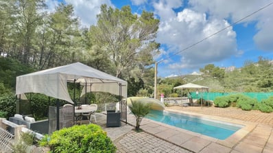 Accès forêt directe depuis le jardin sérénité et nature Photographe immobilier Var