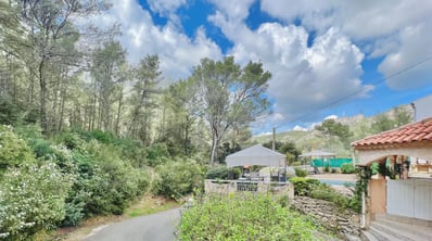 Photographie aérienne d'une villa en Provence Vidéaste immobilier spécialisé drone