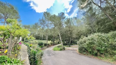 Maison trois niveaux et piscine vue d'ensemble par drone Pilote de drone professionnel