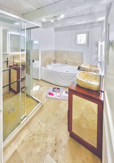 Salle de bain moderne design villa Provence Photographe immobilier Var