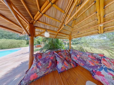 Extérieur exotique piscine Var Photographe immobilier 83