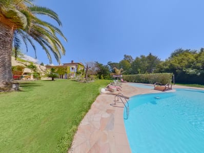 Ambiance relaxante terrasse piscine Photographe immobilier 83