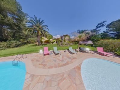 Transats confortables bord piscine villa Photographe immobilier Var