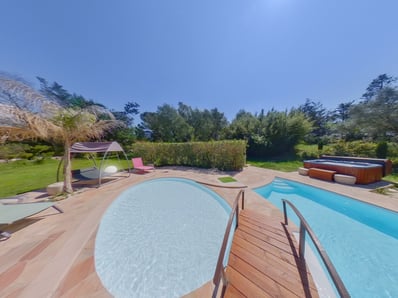 Terrasse ensoleillée piscine Puget-sur-Argens Photographe immobilier 83